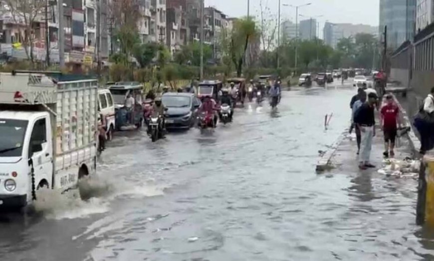 नोएडा में झमाझम बारिश, उमस भरी गर्मी से मिली राहत