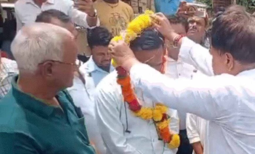 शिवपुरी में मंत्री का गुस्सा: खुद साफ किया टॉयलेट, स्वास्थ्य अधिकारी को पहनाई माला